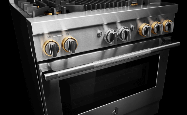 A JennAir Range in the RISE™ Design Expression. 