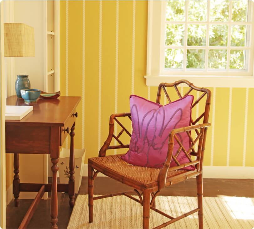 The desk and chair in the yellow bedroom. 