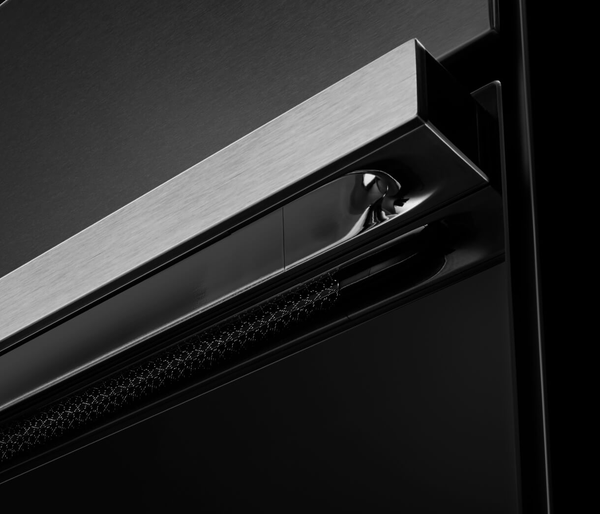 A close up view of the NOIR™ handle’s lace handle in a reflection.