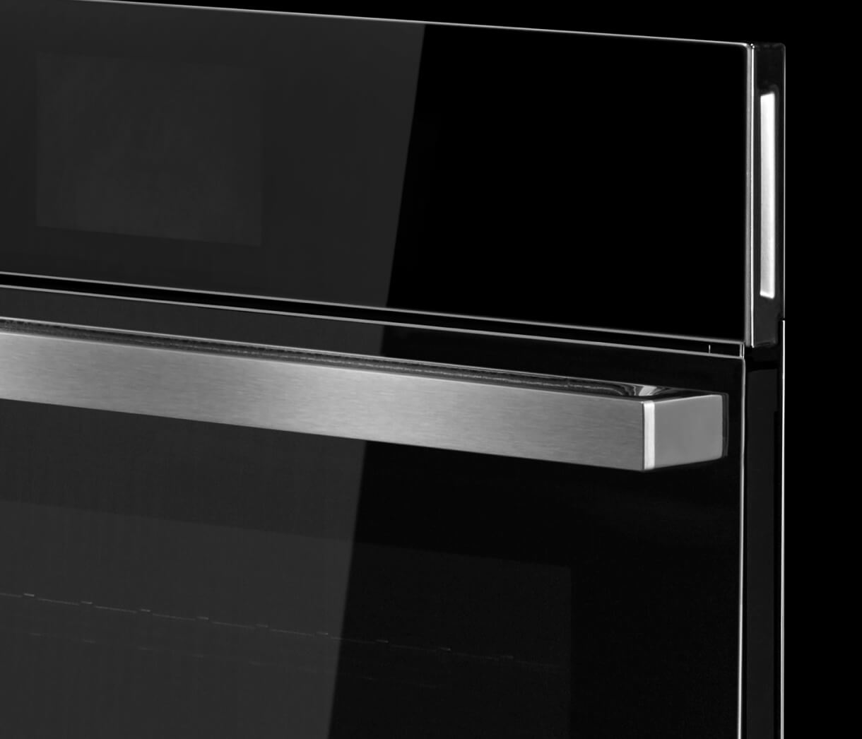 A close up of the bold, squared handle.