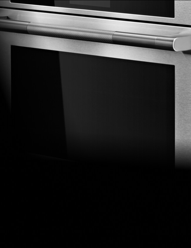 A close up of the knurling on the handle of a RISE™ Wall Oven.